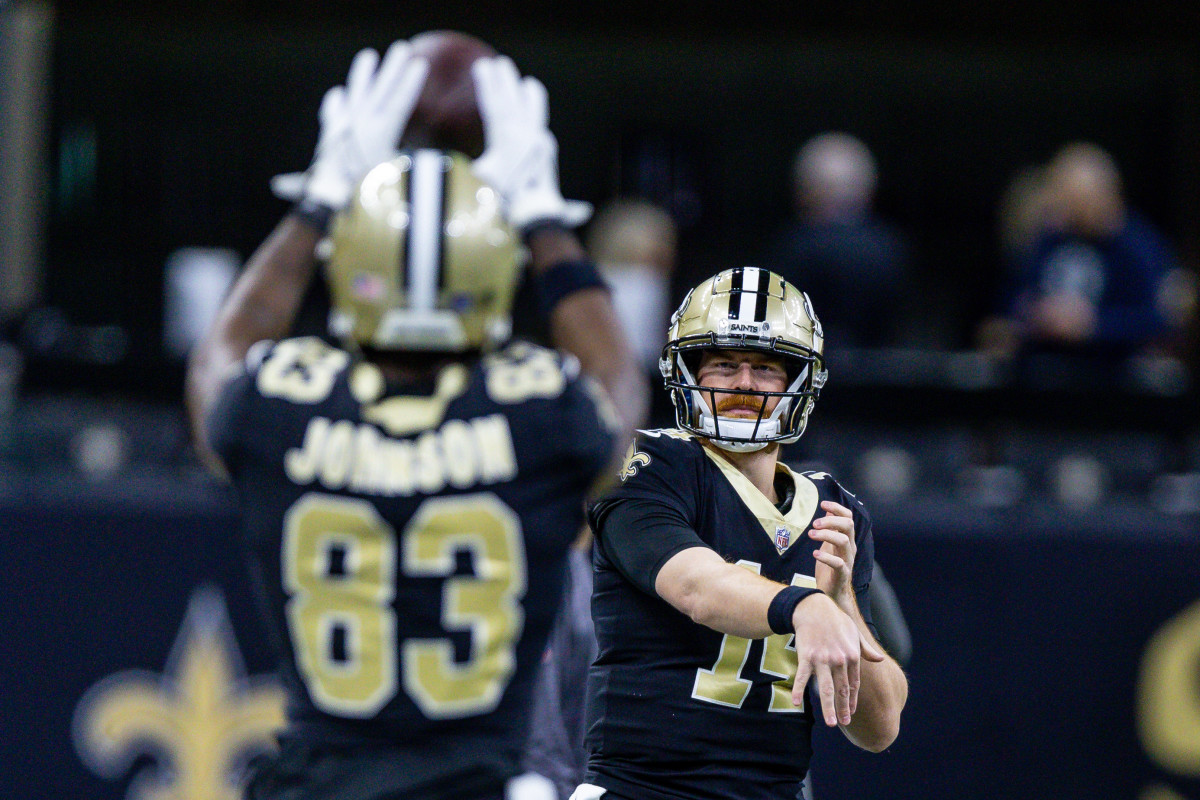 New Orleans Saints quarterback Andy Dalton (14) passes to tight end Juwan Johnson (83) during warm ups